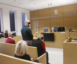 Spadł z noszy w drodze do szpitala, nie przeżył. Medycy oskarżeni o śmierć Ryszarda