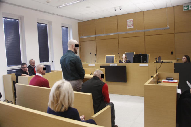 Spadł z noszy w drodze do szpitala, nie przeżył. Medycy oskarżeni o śmierć Ryszarda