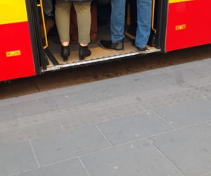 Tłok w autobusach i tramwajach w Warszawie