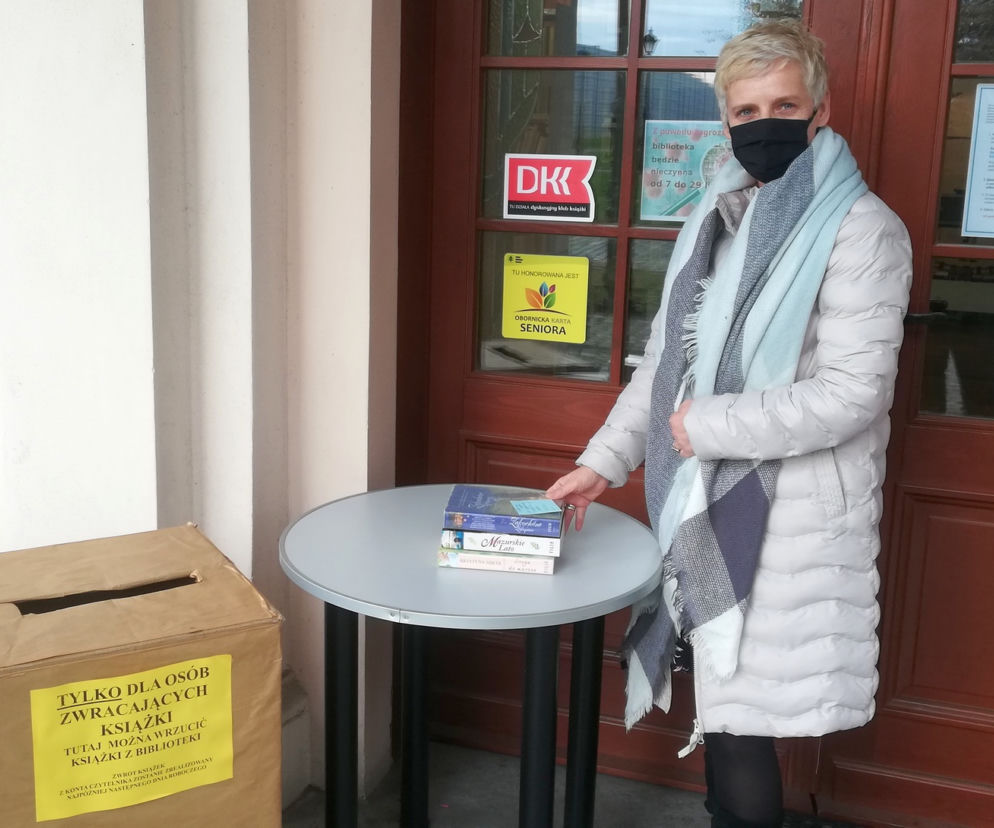 - W obornickiej bibliotece książki czekają na czytelników przed wejściem do środka - mówi kierownik M. Biernacka-Dahmani