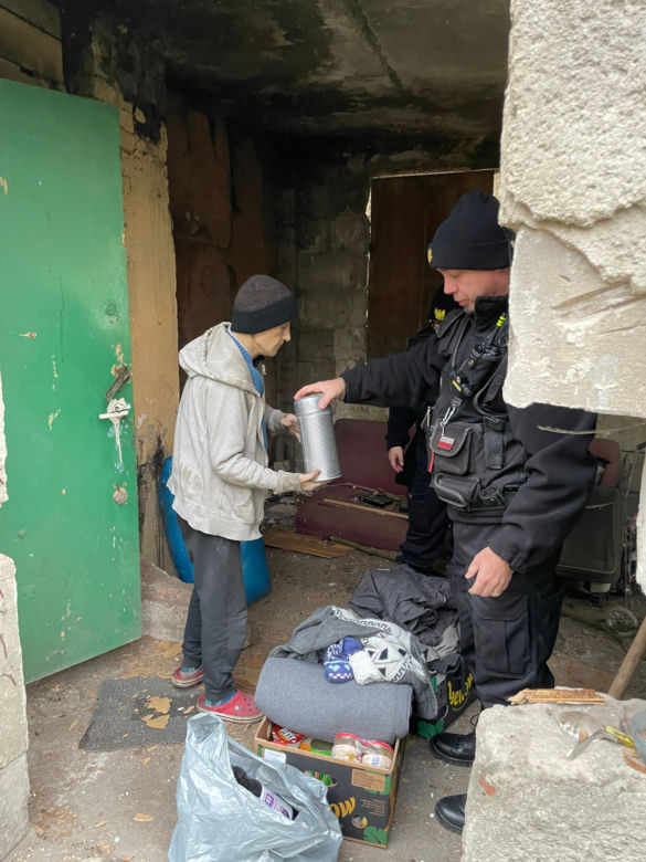 Strażnicy miejscy pomogli bezdomnemu