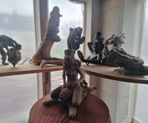 Surrealistyczne rzeźby zdobią ogród. Budzą niepokój i ciekawość