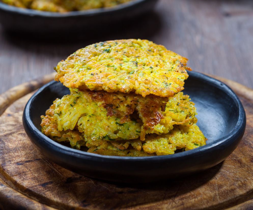 Placuszki z gotowanego ryżu – miękkie w środku, złote na zewnątrz, znikają szybciej niż naleśniki