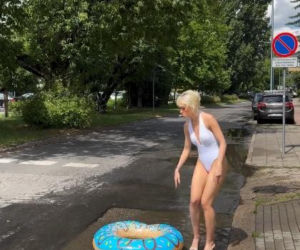 Córka Englerta plażuje na ulicy! Co ona ma w ustach?