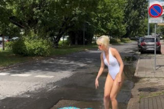 Córka Englerta plażuje na ulicy! Co ona ma w ustach?