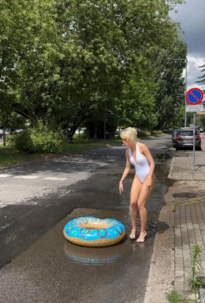 Córka Englerta plażuje na ulicy! Co ona ma w ustach?