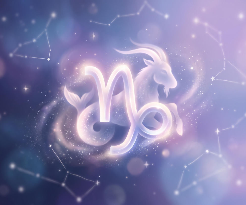 Świecący symbol i postać Koziorożca na tle gwiezdnych konstelacji. Horoskop dla tego znaku znajdziesz w serwisie Eska.