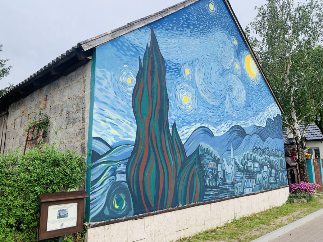 Kolorowe domy inspirowane twórczością Vincenta van Gogha zamieniły wieś liczącą zaledwie stu mieszkańców w prawdziwą atrakcję turystyczną