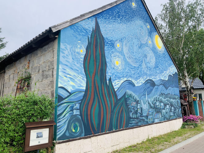 Kolorowe domy inspirowane twórczością Vincenta van Gogha zamieniły wieś liczącą zaledwie stu mieszkańców w prawdziwą atrakcję turystyczną