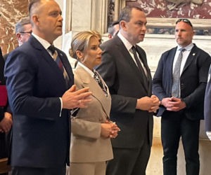 Prezydent Nawrocki z Małżonką przy grobie św. Jana Pawła II