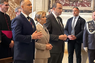 Prezydent Nawrocki z Małżonką przy grobie św. Jana Pawła II