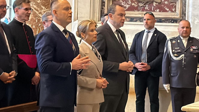 Prezydent Nawrocki z Małżonką przy grobie św. Jana Pawła II