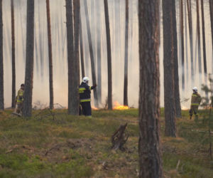 Spali dwie godziny, walczą z żywiołem bez wytchnienia. To prawdziwe piekło