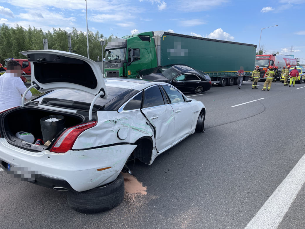 Jaguar stracił koła, mercedes wbił się w ciężarówkę. Spektakularne zderzenie na S8 w Warszawie