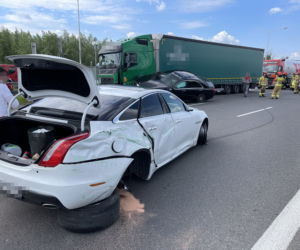 Jaguar stracił koła, mercedes wbił się w ciężarówkę. Spektakularne zderzenie na S8 w Warszawie