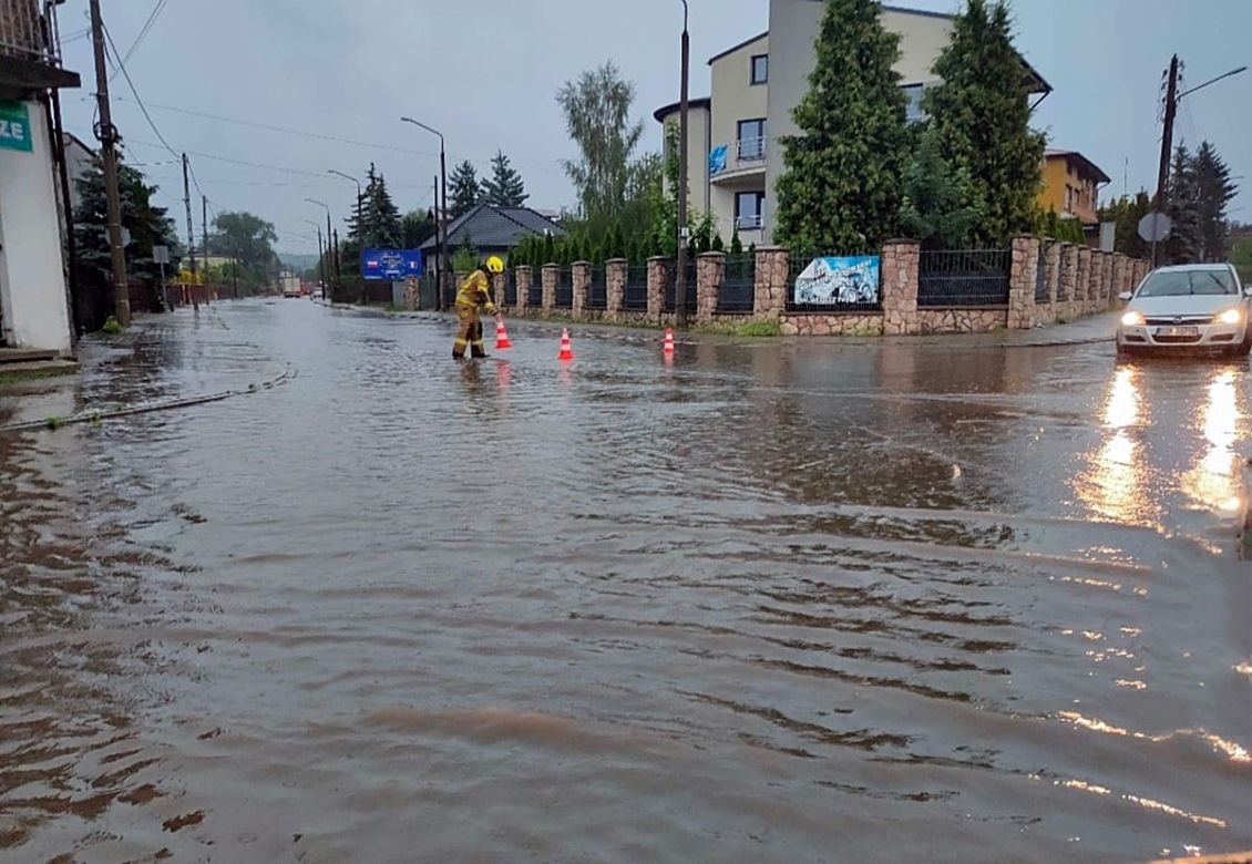Oberwanie chmury na Śląsku. Drogi zalane, potoki wystąpiły z brzegów