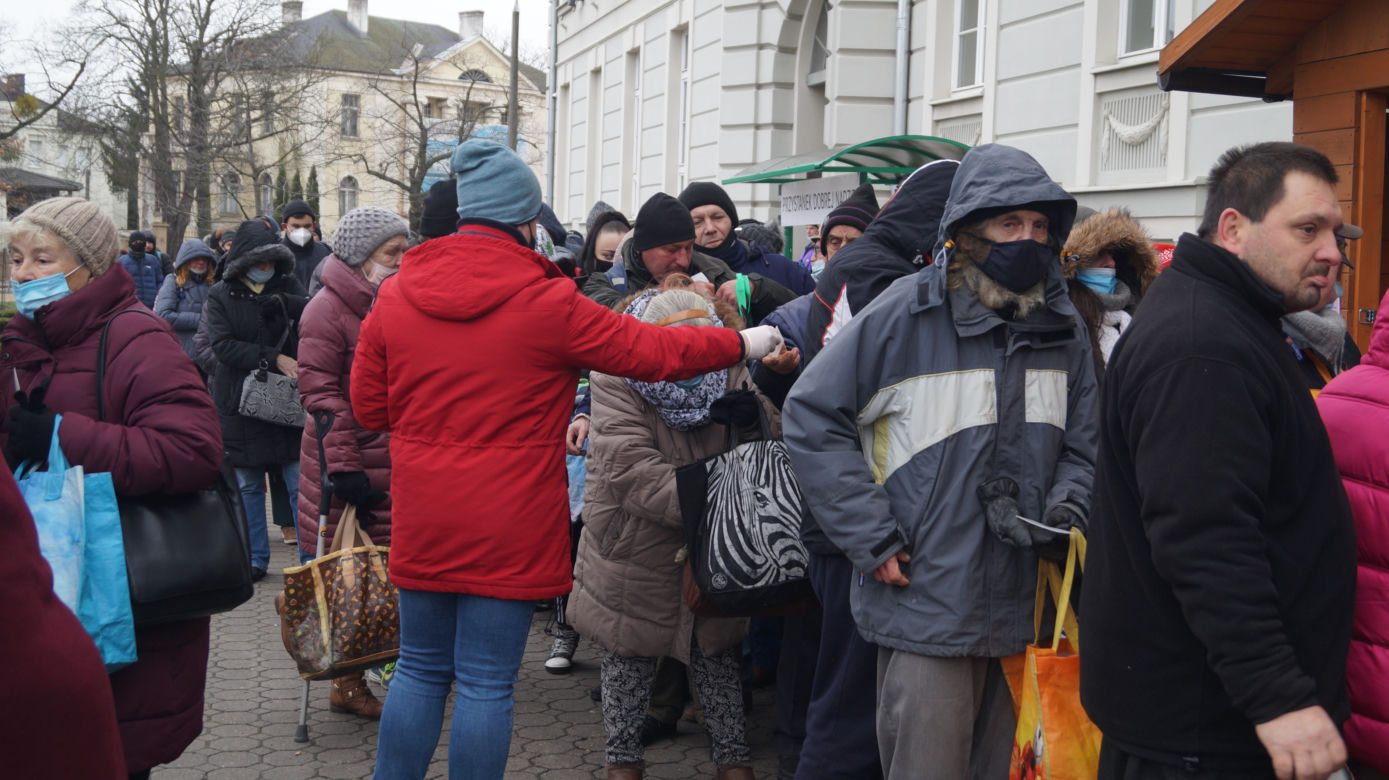 Wigilia dla bezdomnych i potrzebujących przed bydgoską Bazyliką [ZDJĘCIA]