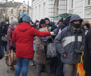 Wigilia dla bezdomnych i potrzebujących przed bydgoską Bazyliką [ZDJĘCIA]