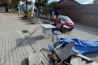 Pisk opon i huk. Citroen wjechał w ogródek restauracji. 40-latka była kompletnie pijana [ZDJĘCIA]