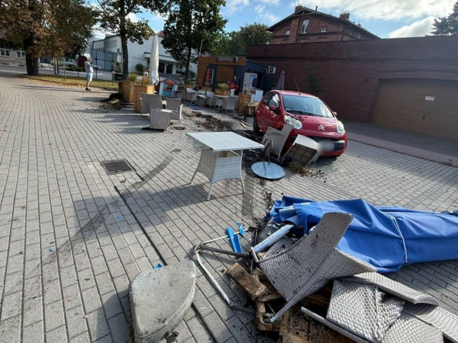 Pisk opon i huk. Citroen wjechał w ogródek restauracji. 40-latka była kompletnie pijana [ZDJĘCIA]