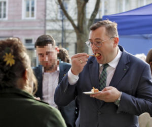 Minister rolnictwa Stefan Krajewski na jarmarku wielkanocnym