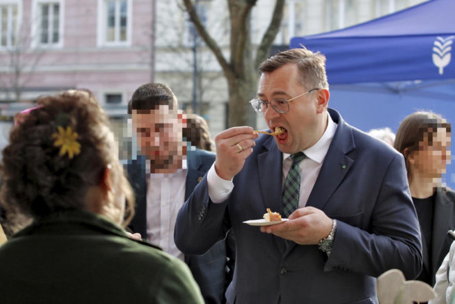 Minister rolnictwa Stefan Krajewski na jarmarku wielkanocnym