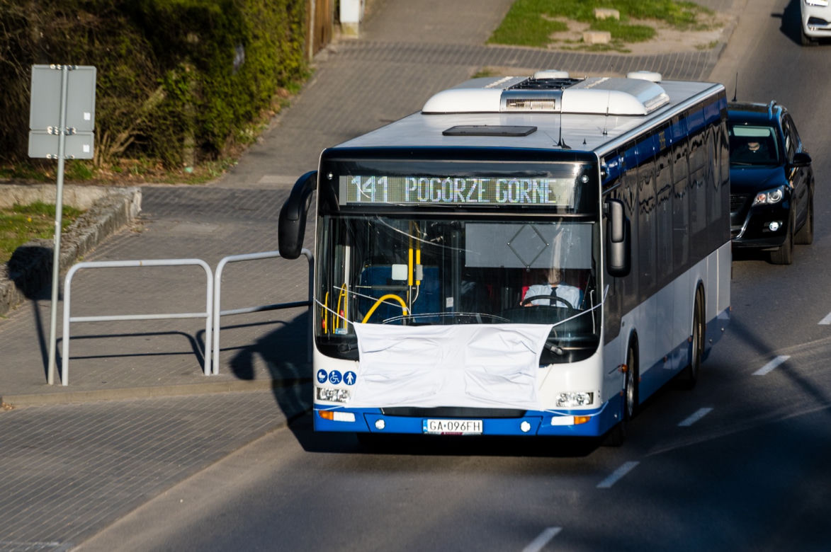 Autobusy w Gdyni, zachęcają do noszenia maseczek
