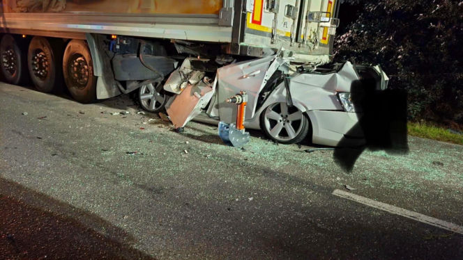 Skoda wbiła się w naczepę ciężarówki. Tragiczna śmierć 20-latka