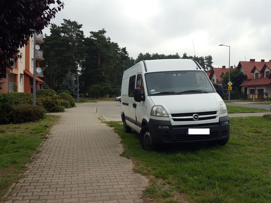Na osiedlu Rejtana w Lesznie pojawiły się nowe tabliczki – „Zakaz gry w piłkę” 