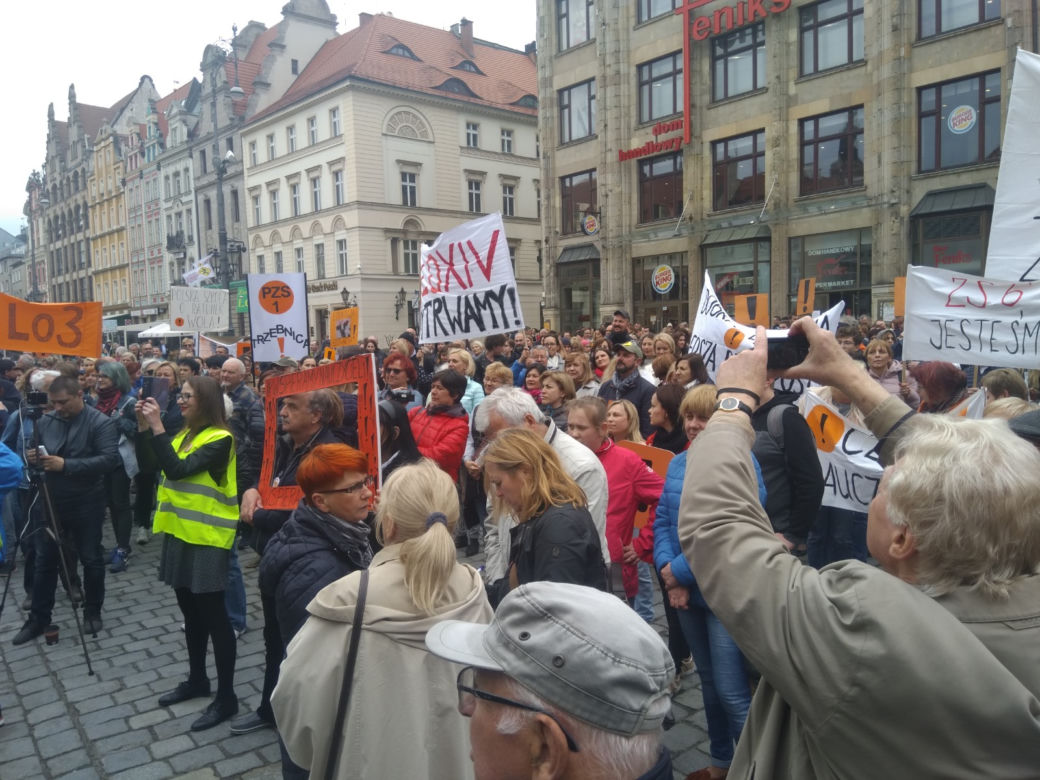 Strajk zawieszony, ale nie odpuszczają. Kilkaset osób protestowało pod Pręgierzem