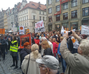 Strajk zawieszony, ale nie odpuszczają. Kilkaset osób protestowało pod Pręgierzem