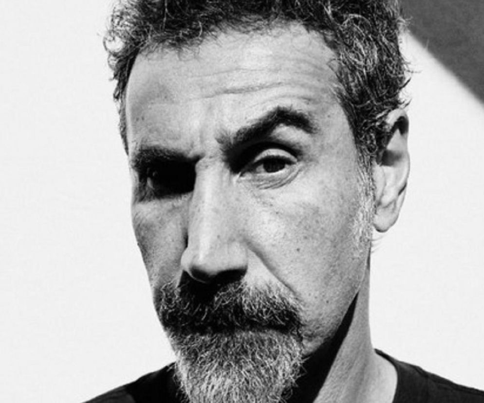 Portret Serja Tankiana z System of a Down. O jego pierwszym koncercie metalowym przeczytasz na EskaRock.