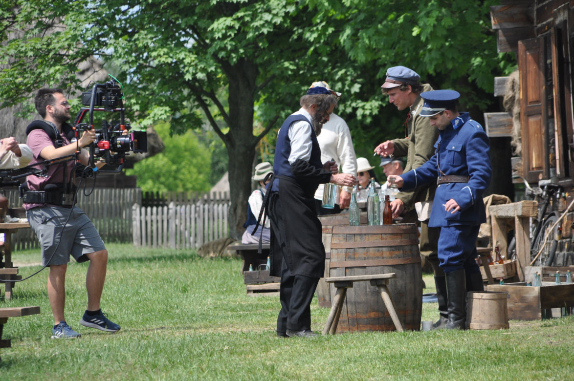 "Sami swoi. Początek". Filmowy kręcili sceny w Muzeum Wsi Kieleckiej w Tokarni