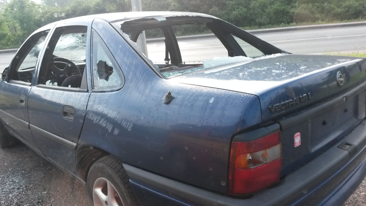 Szpecą i zajmują miejsca parkingowe. Wraki na ulicach Starachowic