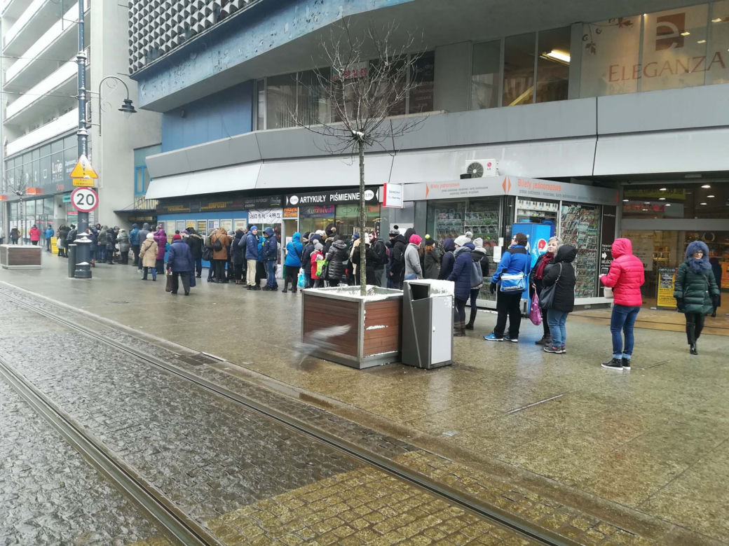 Ogromne kolejki po pączki! Rekordziści stoją po nie godzinami