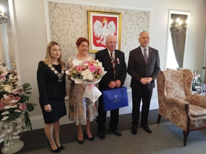 Pamiątkowe medale, legitymacje i kwiaty z okazji 50-lecia pożycia małżeńskiego odebrało w Siedlcach osiem par