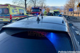 Radomierz. Osobówka wpadła w poślizg i wjechała w taksówkę. 8 osób w szpitalu
