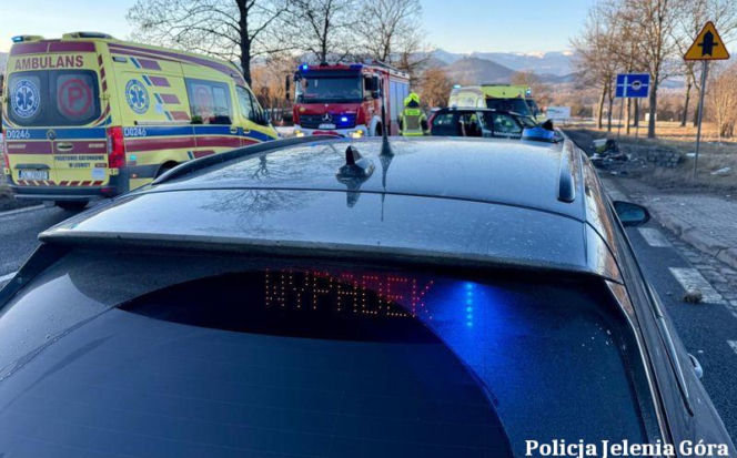 Radomierz. Osobówka wpadła w poślizg i wjechała w taksówkę. 8 osób w szpitalu