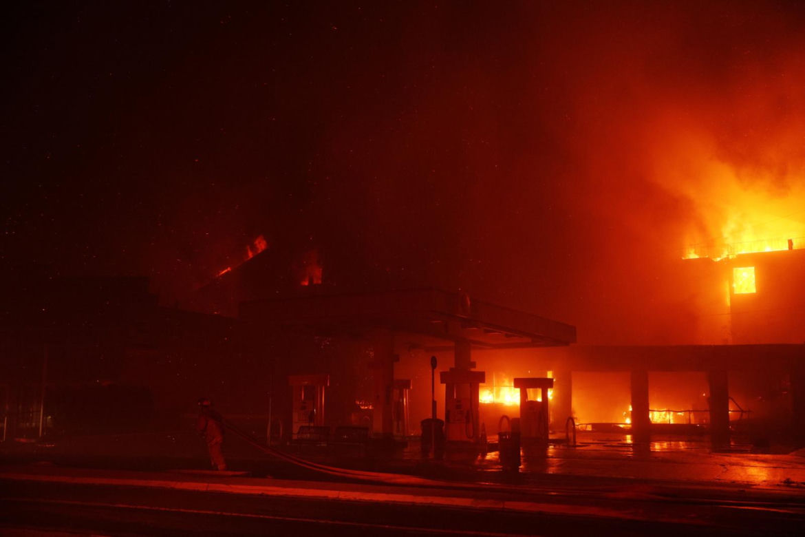 Strażacy walczą z pożarem w Pacific Palisades, ekskluzywnej dzielnicy Los Angeles 