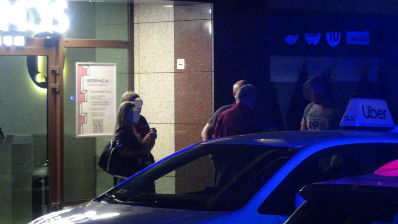 Atak nożownika na Woli. Ranny przebiegł kilkaset metrów i padł na ziemię. Zatrzymali jedną osobę, trwa akcja policji
