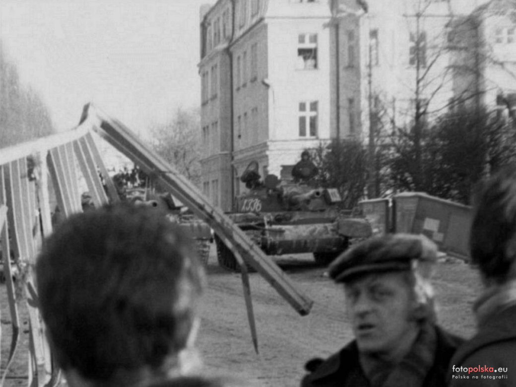 39. ROCZNICA stanu wojennego. Wojsko na ulicach! Zobacz ZDJĘCIA sprzed lat