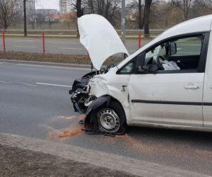 Wypadek na al. Jana Pawła II w Białymstoku. Kierujący zasłabł w samochodzie [ZDJĘCIA]