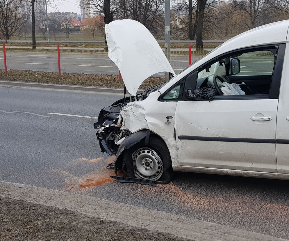 Wypadek na al. Jana Pawła II w Białymstoku. Kierujący zasłabł w samochodzie [ZDJĘCIA]