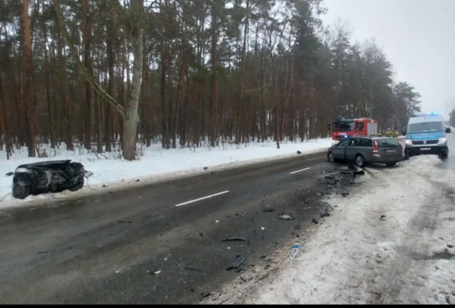 Wypadek na DW803, cztery osoby ranne