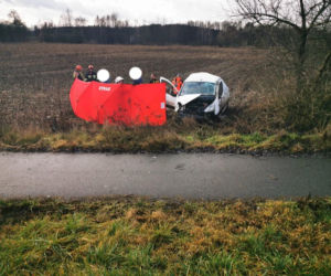 Dramat na drodze. Po dachowaniu auta nie żyje pasażerka. Kierowca trafił do szpitala 