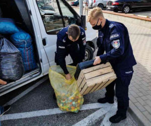 Tona nakrętek od podlaskich policjantów na pomoc 5-miesięcznemu Nikodemowi [ZDJĘCIA]
