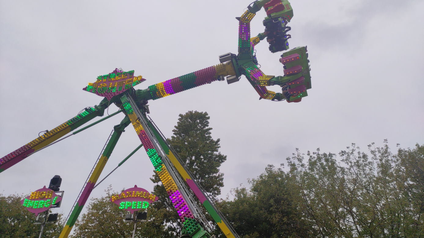 Białystok. Na osiedlu Zielone Wzgórza rozstawił się lunapark