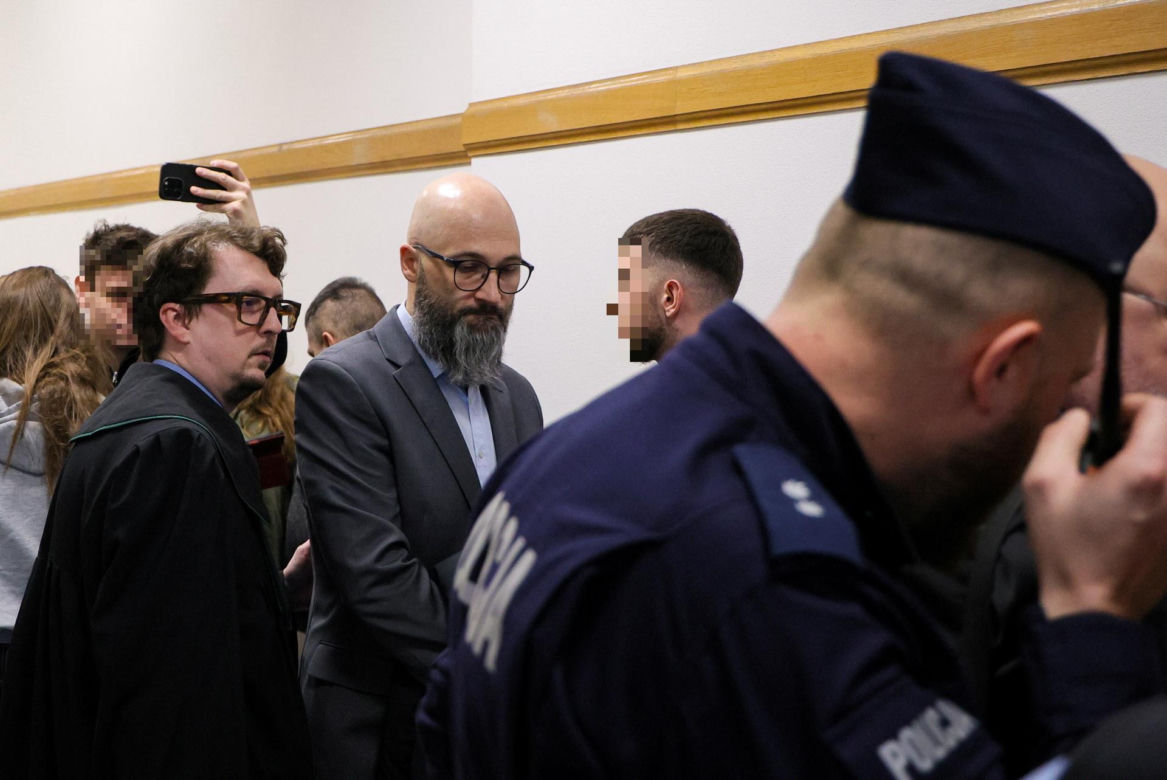 Ks. Olszewski zupełnie odmieniony, bez koloratki, z długą brodą