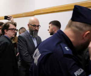 Ks. Olszewski zupełnie odmieniony, bez koloratki, z długą brodą