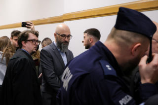 Ks. Olszewski zupełnie odmieniony, bez koloratki, z długą brodą